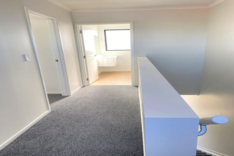 Photo of property in 4/5 Peachgrove Road, Te Atatu Peninsula, Auckland, 0610