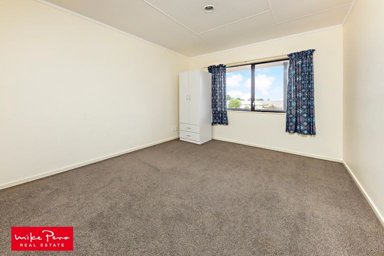 Photo of property in 20 Dungarvon Place, Clendon Park, Auckland, 2103