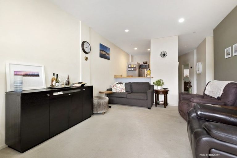 Photo of property in Stadium Garden Flats, 304/107 Thorndon Quay, Pipitea, Wellington, 6011