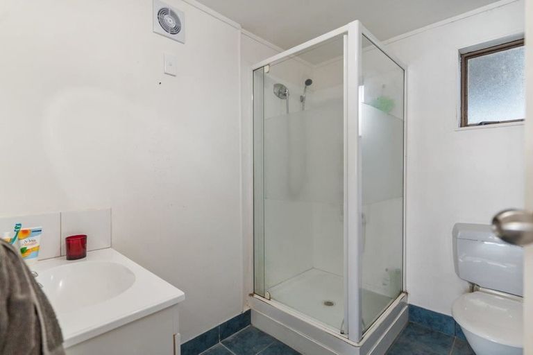 Photo of property in 121 Oreil Avenue, West Harbour, Auckland, 0618
