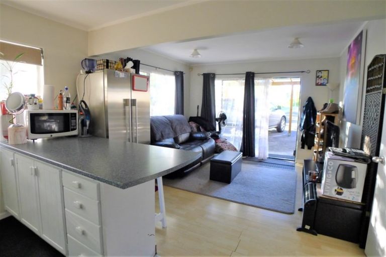 Photo of property in 2/23 Flaunty Place, West Harbour, Auckland, 0618