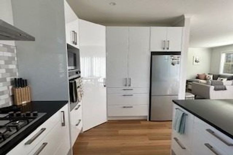 Photo of property in 8 Tainui Terrace, Tawa, Wellington, 5028