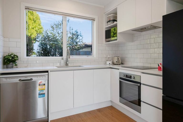 Photo of property in 2/2 Keldale Place, Forrest Hill, Auckland, 0620