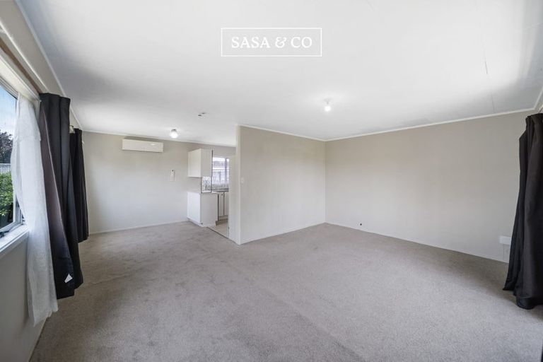 Photo of property in 2/6 Bundena Place, Clendon Park, Auckland, 2103