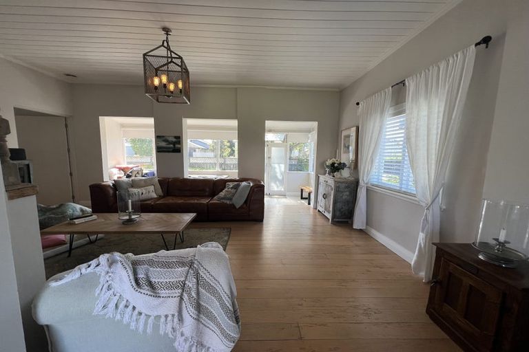 Photo of property in 11 Ocean View Road, Milford, Auckland, 0620