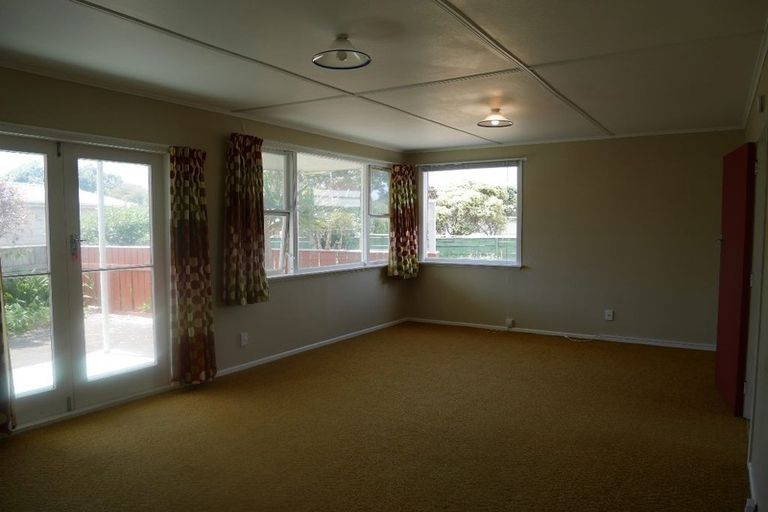 Photo of property in 6 Eruini Street, Waikanae Beach, Waikanae, 5036