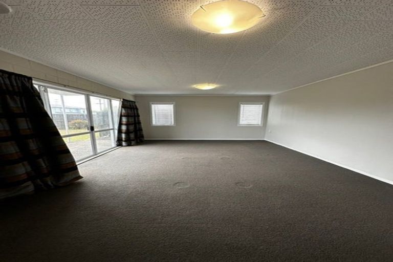 Photo of property in 100 Flanshaw Road, Te Atatu South, Auckland, 0610