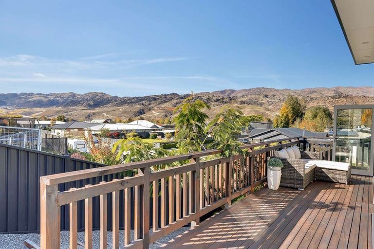 Photo of property in 71 Stratford Drive, Mount Pisa, Cromwell, 9383