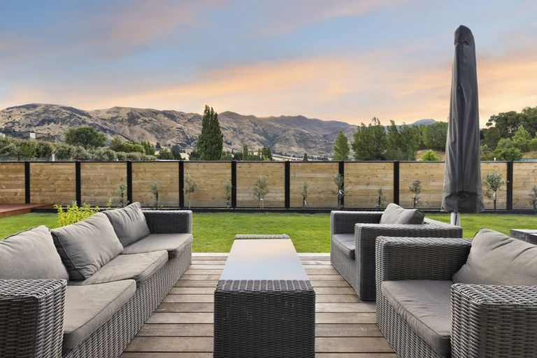 Photo of property in 7 Fern Burn Close, Wanaka, 9305