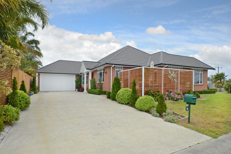 Photo of property in 2 O'farrell Drive, One Tree Point, 0118