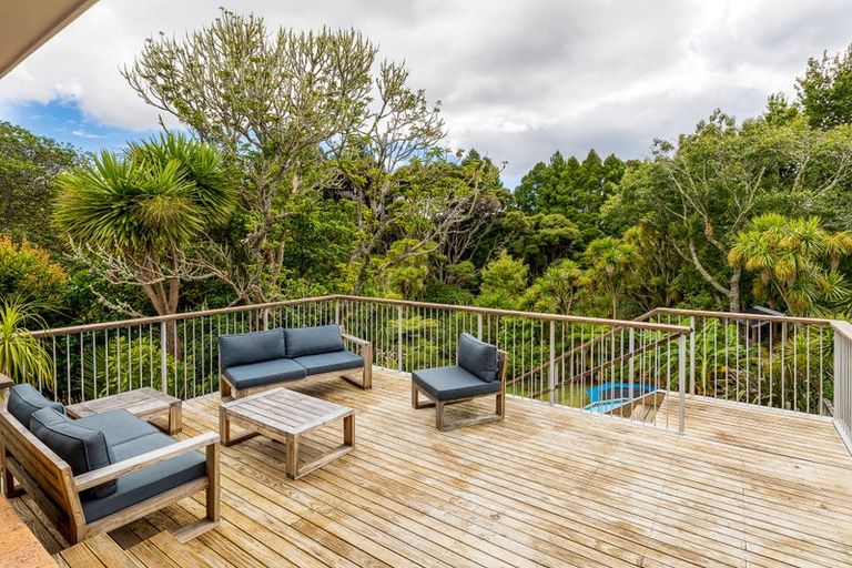 Photo of property in 9 Raroa Terrace, Waiatarua, Auckland, 0604