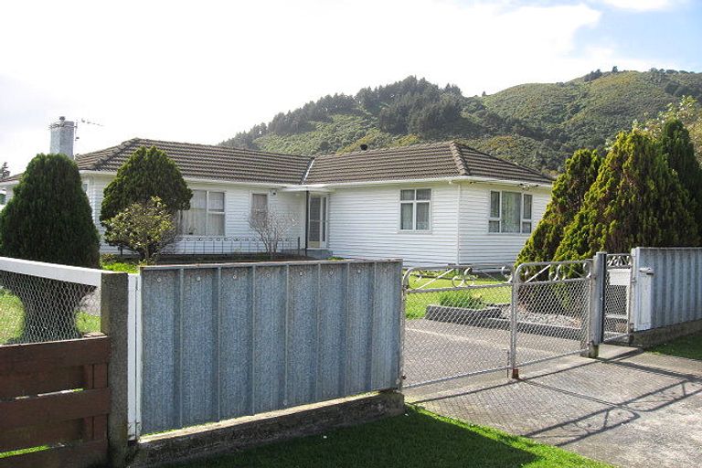 Photo of property in 3 Wright Street, Wainuiomata, Lower Hutt, 5014