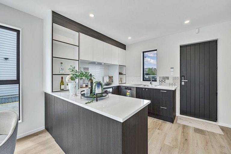 Photo of property in 9/47 Beach Road, Te Atatu Peninsula, 0610