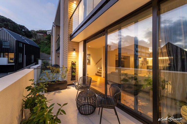 Photo of property in 5 Jean Caldwell Way, Island Bay, Wellington, 6023