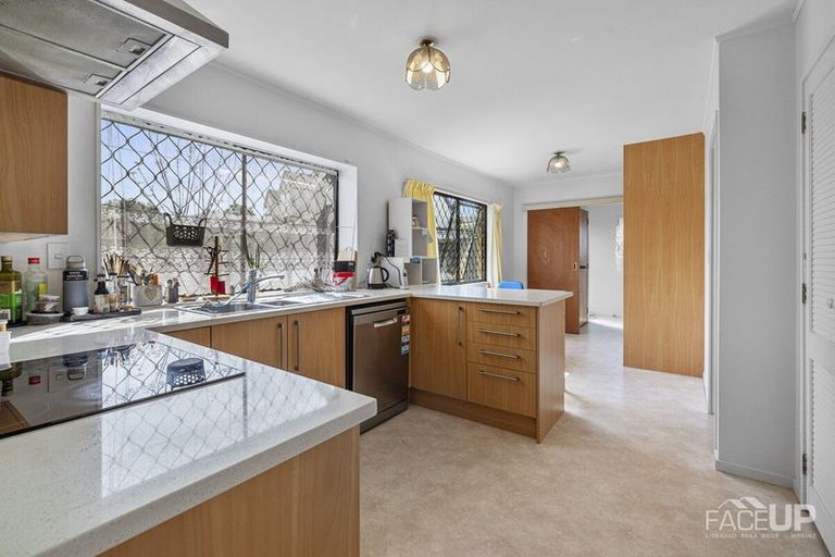 Photo of property in 5 Bosnyak Drive, Te Atatu South, Auckland, 0610