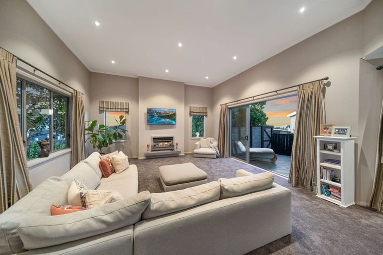 Photo of property in 4 Verley Rise, East Tamaki Heights, Auckland, 2016