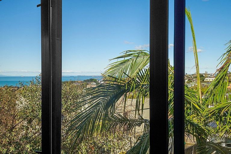 Photo of property in 1/47 Deep Creek Road, Waiake, Auckland, 0630