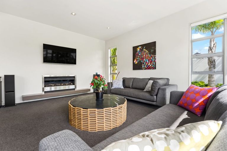 Photo of property in 2a Mirwill Road, Rothesay Bay, Auckland, 0630