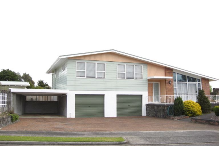 Photo of property in 2 Onslow Place, Merrilands, New Plymouth, 4312