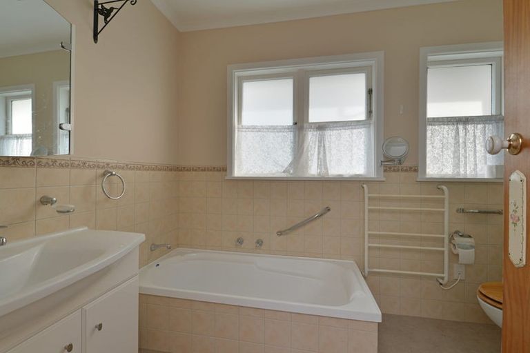Photo of property in 49 Seaview Road, Paremata, Porirua, 5024