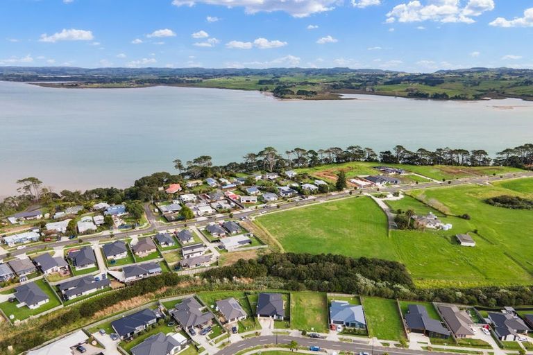 Photo of property in 19 Tahuna Minhinnick Drive, Glenbrook, Waiuku, 2681