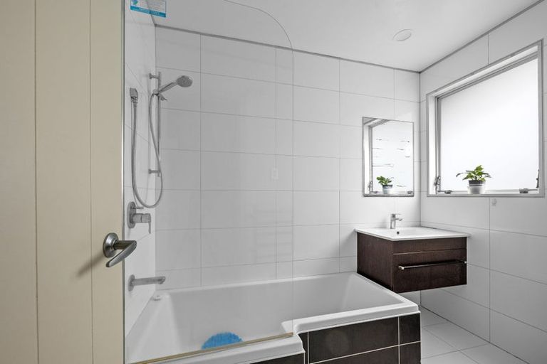 Photo of property in 37 Trias Road, Totara Vale, Auckland, 0629