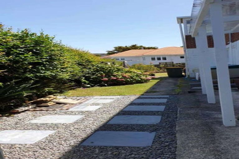 Photo of property in 3/2 Scarboro Terrace, Murrays Bay, Auckland, 0630