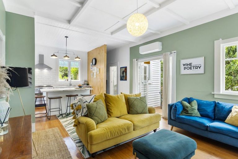 Photo of property in 1/6 Vonnell Place, Birkdale, Auckland, 0626