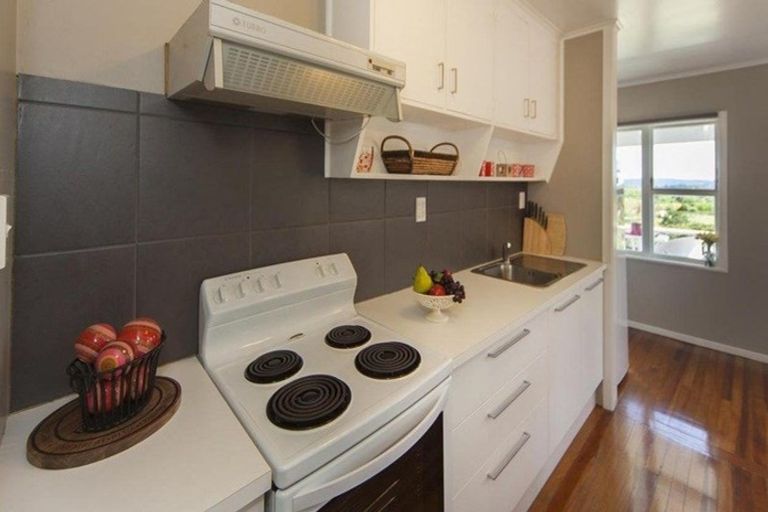 Photo of property in 50 Hobsonville Road, West Harbour, Auckland, 0618