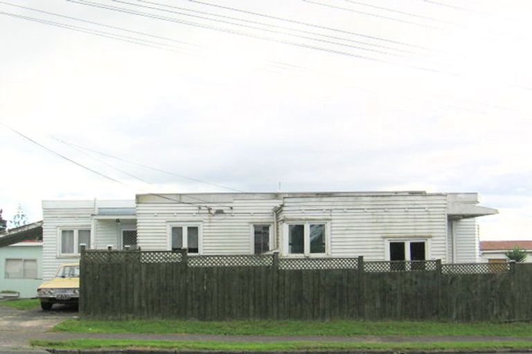 Photo of property in 1/41 West Coast Road, Glen Eden, Auckland, 0602