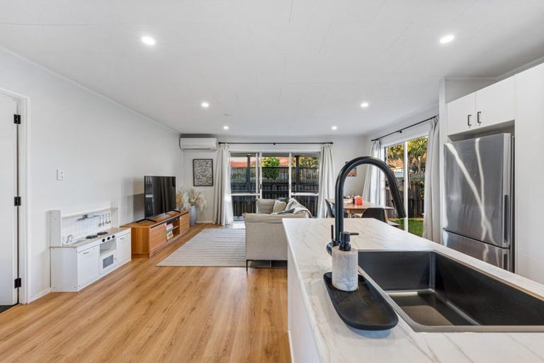 Photo of property in 92b Beach Road, Te Atatu Peninsula, Auckland, 0610