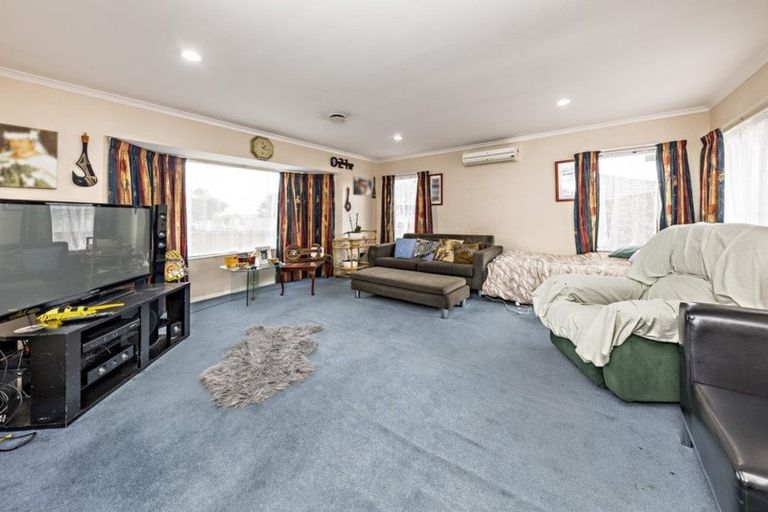 Photo of property in 23 Pitt Avenue, Clendon Park, Auckland, 2103