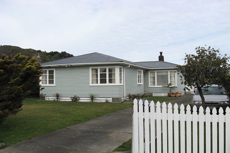 Photo of property in 7 Russell Road, Wainuiomata, Lower Hutt, 5014