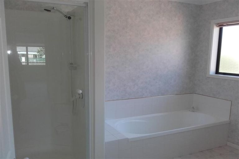 Photo of property in 117 Lakeside Drive, Orewa, 0931