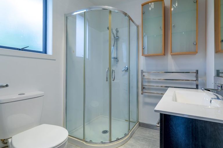 Photo of property in 12 Taipari Road, Te Atatu Peninsula, Auckland, 0610