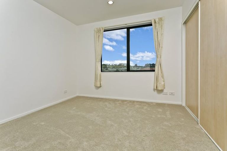Photo of property in Apollo Apartments, 307/46 Rosedale Road, Rosedale, Auckland, 0632