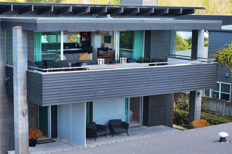 Photo of property in 32 Taumata Road, Omaha, 0986