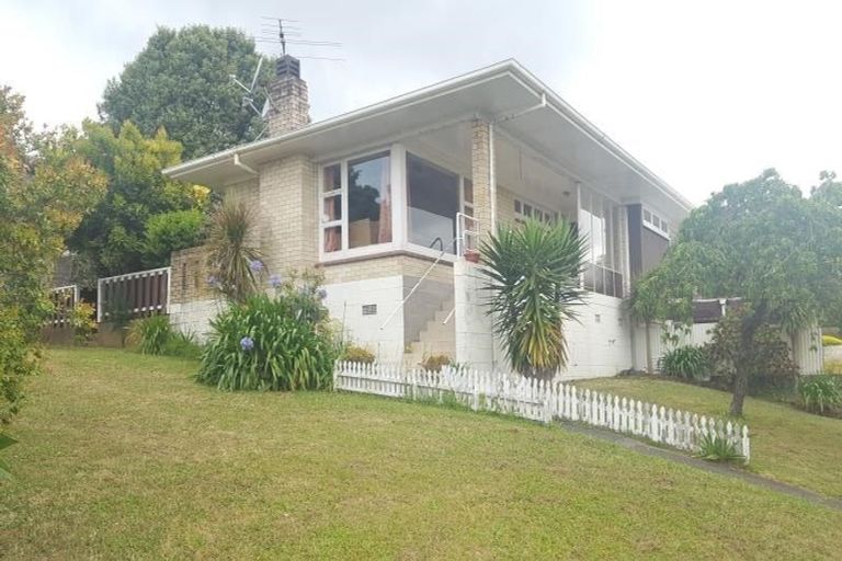 Photo of property in 25 Ellesmere Crescent, Pakuranga Heights, Auckland, 2010