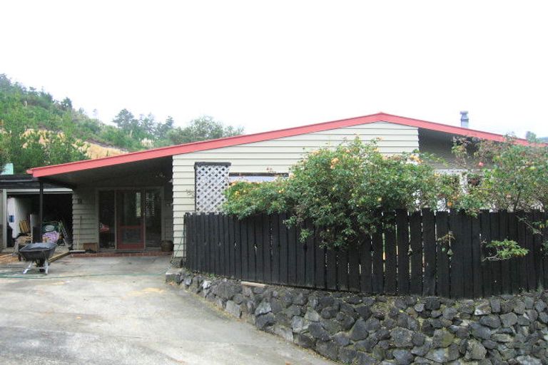 Photo of property in 2 Hobbit Lane, Pinehaven, Upper Hutt, 5371