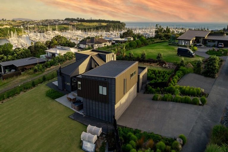 Photo of property in 11 Laguna Place, Matakatia, Whangaparaoa, 0930