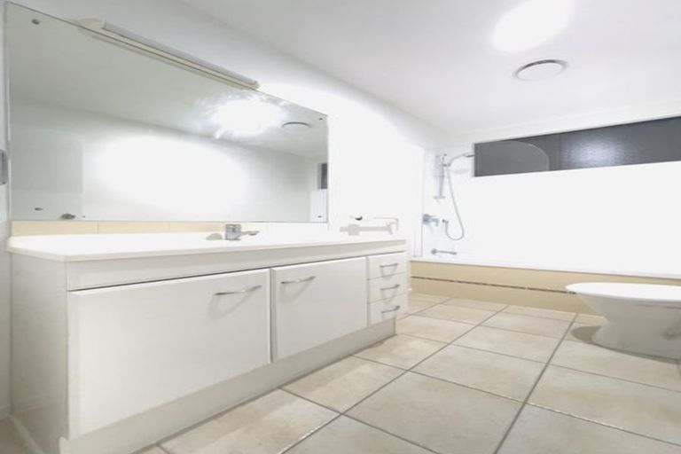 Photo of property in 32 Spalding Rise, Golflands, Auckland, 2013