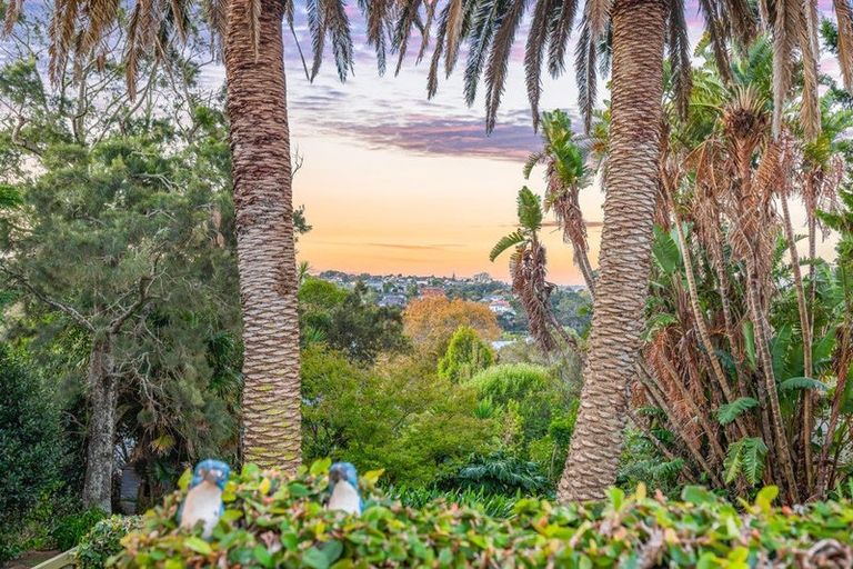 Photo of property in 107 Onewa Road, Northcote, Auckland, 0627