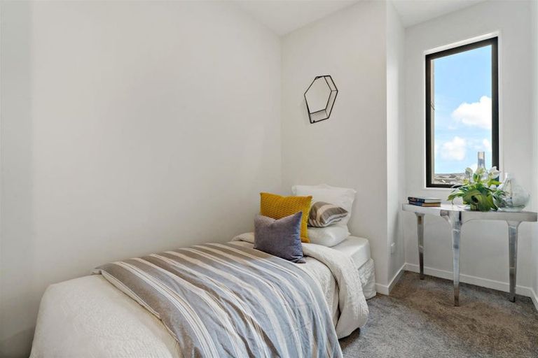 Photo of property in 14 Heketara Way, Massey, Auckland, 0614