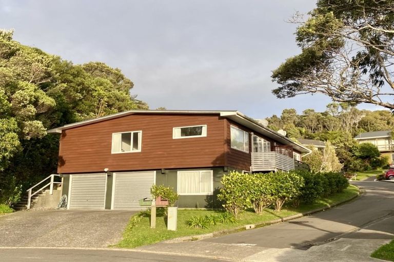 Photo of property in 2/15 Bloomsbury Grove, Newlands, Wellington, 6037