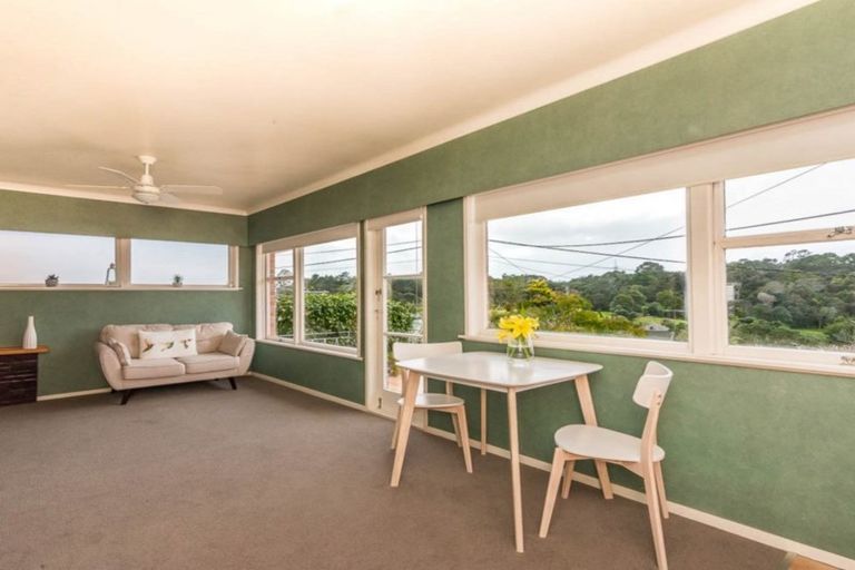 Photo of property in 15 Harrybrook Road, Green Bay, Auckland, 0604
