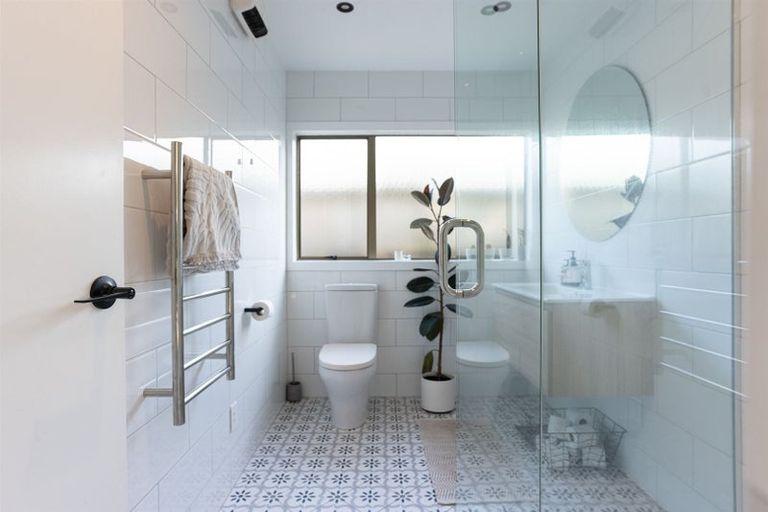 Photo of property in 1/45 Unsworth Drive, Unsworth Heights, Auckland, 0632