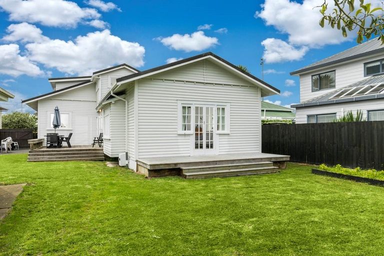 Photo of property in 24 Sulphur Beach Road, Northcote Point, Auckland, 0627