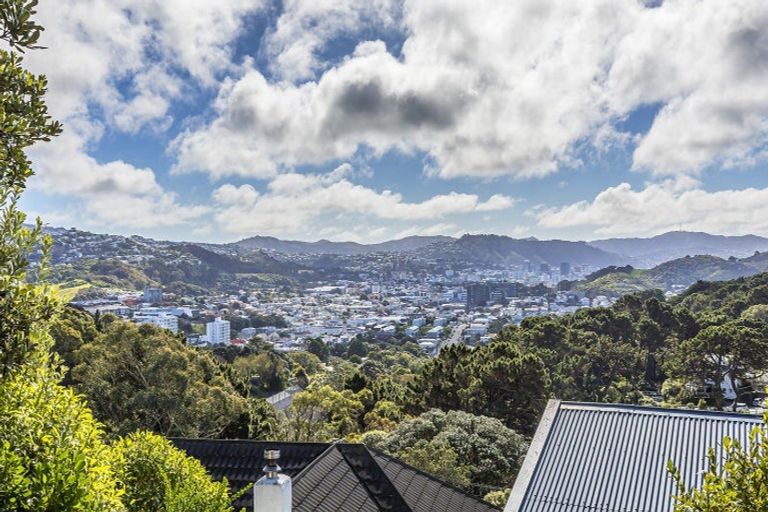 Photo of property in 39 Sutherland Crescent, Melrose, Wellington, 6023