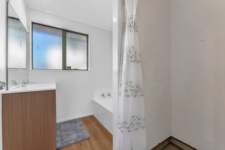Photo of property in 81a Dundale Avenue, Blockhouse Bay, Auckland, 0600