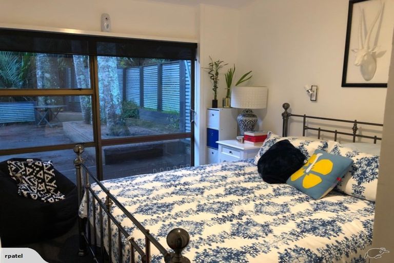 Photo of property in 1/9a Wyvern Place, Glenfield, Auckland, 0629